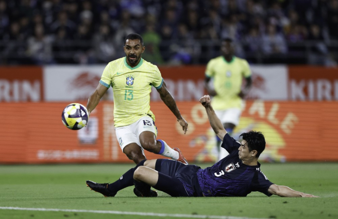 O lateral direito Paulo Henrique, da seleção brasileira, durante o duelo com o Japão em Tóqiuo