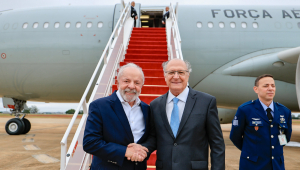 Presidente da República, Luiz Inácio Lula da Silva, e Vice-Presidente da República, Geraldo Alckmin, durante partida para Johanesburgo. Base Aérea de Brasília – Brasília (DF) Foto: Ricardo Stuckert / PR