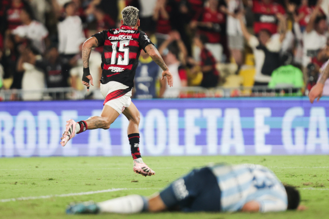 Carrascal comemora o gol da vitória do Flamengo sobre o Racing no Maracanã, no primeiro jogo da semifinal da Libertadores