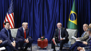 Donald Trump,Lula e seus respectivos corpos diplomáticos durante reunião em Kuala Lumpur