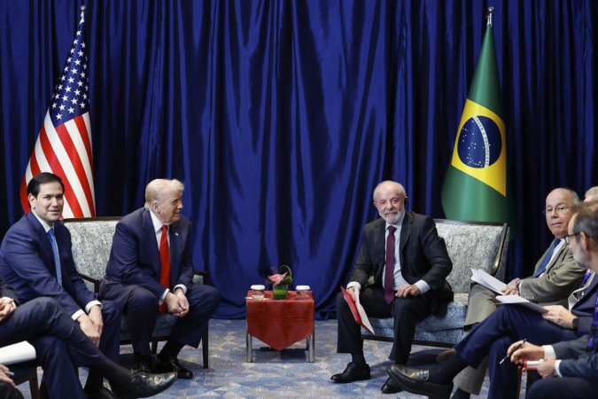 Donald Trump,Lula e seus respectivos corpos diplomáticos durante reunião em Kuala Lumpur