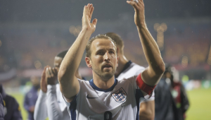Harry Kane celebra a classficação inglesa para o Mundial de 2026 após goleada sobre a Letônia