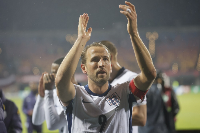 Harry Kane celebra a classficação inglesa para o Mundial de 2026 após goleada sobre a Letônia