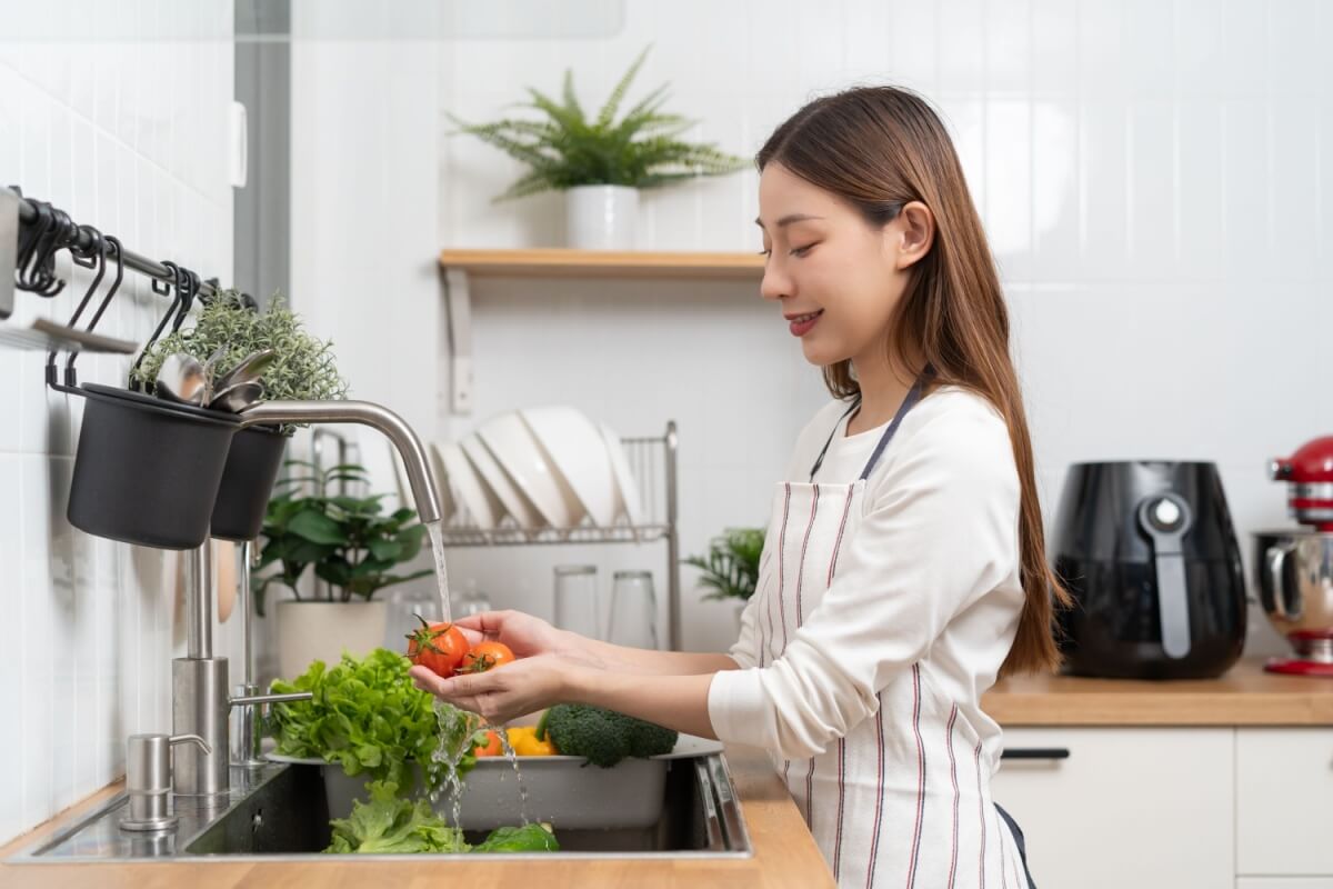 Hábitos na cozinha podem abrir portas para a contaminação alimentar 