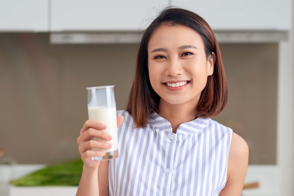 Há uma grande variedade de tipos de leite e diferentes formas de incluir a bebida na dieta 