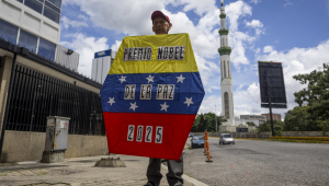 Rafael Araujo segura uma pipa com uma mensagem sobre o Prêmio Nobel da Paz 2025 concedido à líder da oposição María Corina Machado, em Caracas, Venezuela