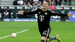 Lennart Karl, do Bayern de Munique, comemora após marcar o terceiro gol da equipe na partida contra o Borussia Mönchengladbach, pela Bundesliga, em Mönchengladbach