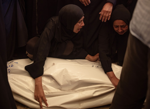 Mulheres palestinas choram ao lado dos corpos de seus parentes no Hospital Nasser, mortos durante um ataque aéreo israelense em Khan Yunis, no sul da Faixa de Gaza, em 29 de outubro de 2025. A Defesa Civil de Gaza informou que dezenas de ataques aéreos israelenses durante a noite mataram pelo menos 60 pessoas na Faixa de Gaza. EFE/EPA/HAITHAM IMAD
