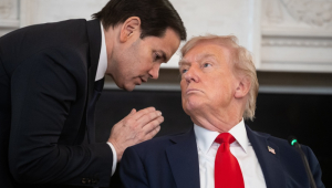 O secretário de Estado, Marco Rubio (à esquerda), conversa com o presidente dos Estados Unidos, Donald Trump, durante a coletiva de imprensa