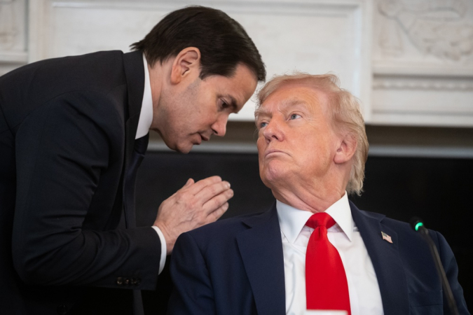 O secretário de Estado, Marco Rubio (à esquerda), conversa com o presidente dos Estados Unidos, Donald Trump, durante a coletiva de imprensa
