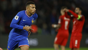 Kylian Mbappé comemora o gol que abriu o placar para a França durante a partida contra o Azerbaijão pelas Eliminatórias da Copa do Mundo de 2026, em Paris