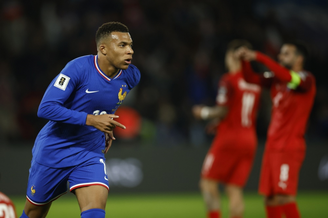 Kylian Mbappé comemora o gol que abriu o placar para a França durante a partida contra o Azerbaijão pelas Eliminatórias da Copa do Mundo de 2026, em Paris