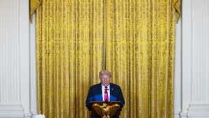 O presidente dos Estados Unidos, Donald Trump, discursa antes de um jantar para arrecadar fundos destinados à ampliação do salão de festas da Casa Branca