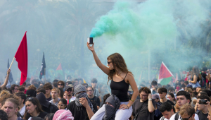 Milhares de estudantes voltaram às ruas pelo segundo dia consecutivo, mobilizados por sindicatos da Educação, para exigir o fim do "genocídio" palestino por Israel e protestar contra o assalto à Global Sumud Flotilla.