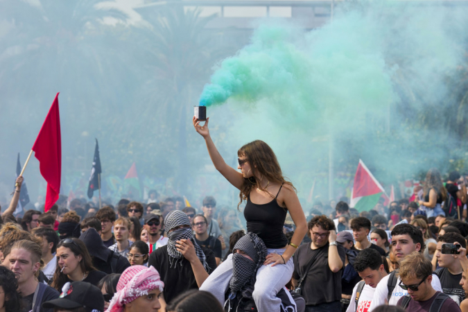 Milhares de estudantes voltaram às ruas pelo segundo dia consecutivo, mobilizados por sindicatos da Educação, para exigir o fim do "genocídio" palestino por Israel e protestar contra o assalto à Global Sumud Flotilla.