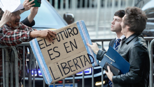 O presidente da Argentina, Javier Milei (à dir.), chega ao Hotel Libertador, onde aguardará os resultados das eleições legislativas