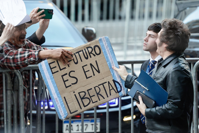O presidente da Argentina, Javier Milei (à dir.), chega ao Hotel Libertador, onde aguardará os resultados das eleições legislativas