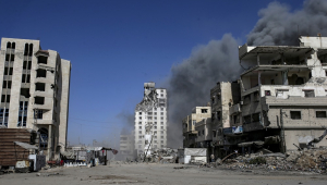 Fumaça sobe após um ataque aéreo israelense no campo de refugiados de Al Shatea, durante uma operação militar israelense na Cidade de Gaza