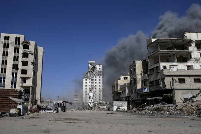 Fumaça sobe após um ataque aéreo israelense no campo de refugiados de Al Shatea, durante uma operação militar israelense na Cidade de Gaza