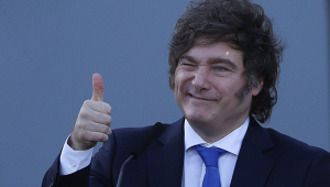 O presidente da Argentina, Javier Milei, cumprimenta participantes durante evento do governo realizado no Complexo Penitenciário Federal