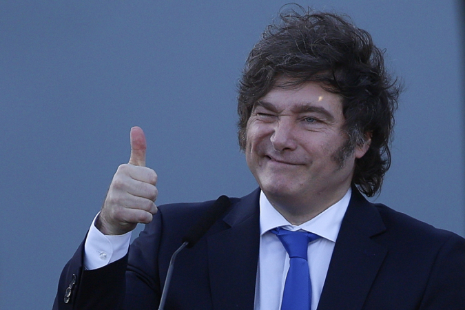 O presidente da Argentina, Javier Milei, cumprimenta participantes durante evento do governo realizado no Complexo Penitenciário Federal