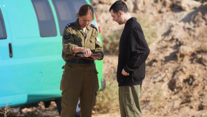 Uma foto de folheto disponibilizada pelo Gabinete de Imprensa do Governo Israelense mostra um representante do exército israelense na base militar israelense de Re'im falando com Guy Gilboa-Dalal, um dos reféns libertados pelo Hamas em 13 de outubro de 2025 como parte do acordo de cessar-fogo entre Israel e o Hamas EFE/EPA/GABINETE DE IMPRENSA DO GOVERNO ISRAELENSE FOLHETO USO EDITORIAL SOMENTE/VENDAS NÃO ACEITAS