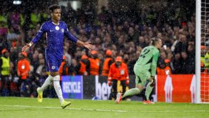 Estêvão, do Chelsea, comemora após marcar o quarto gol da equipe, de pênalti, durante partida da fase de grupos da Liga dos Campeões da UEFA