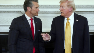 O presidente dos EUA, Donald Trump (à dir.), e o secretário de Defesa, Pete Hegseth (à esq.), durante uma mesa-redonda com a Força-Tarefa de Segurança Interna na Sala de Jantar de Estado da Casa Branca