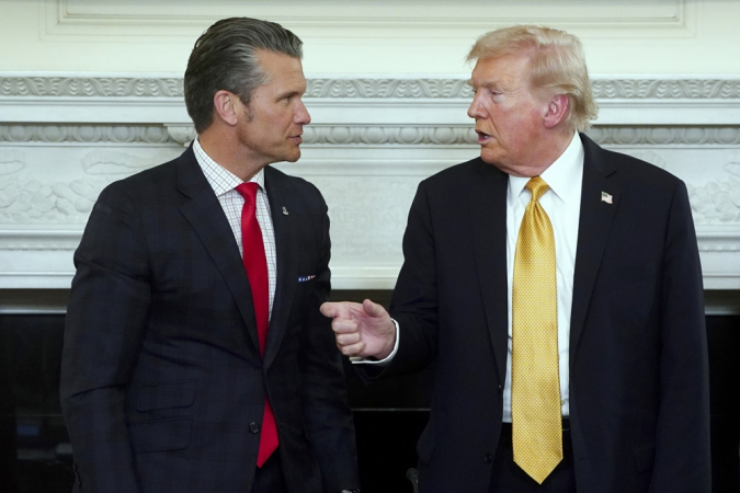 O presidente dos EUA, Donald Trump (à dir.), e o secretário de Defesa, Pete Hegseth (à esq.), durante uma mesa-redonda com a Força-Tarefa de Segurança Interna na Sala de Jantar de Estado da Casa Branca