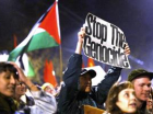 Manifestantes participam de um protesto em apoio ao povo palestino e à Flotilha Global Sumud (GSF) em Zurique, Suíça, em 2 de outubro de 2025. Forças israelenses interceptaram barcos da flotilha com destino a Gaza, transportando ajuda humanitária, impedindo-a de romper o bloqueio e chegar à Faixa de Gaza, de acordo com os organizadores da Flotilha Global Sumud. (Protestos, Suíça) EFE/EPA/WALTER BIERI