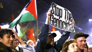 Manifestantes participam de um protesto em apoio ao povo palestino e à Flotilha Global Sumud (GSF) em Zurique, Suíça, em 2 de outubro de 2025. Forças israelenses interceptaram barcos da flotilha com destino a Gaza, transportando ajuda humanitária, impedindo-a de romper o bloqueio e chegar à Faixa de Gaza, de acordo com os organizadores da Flotilha Global Sumud. (Protestos, Suíça) EFE/EPA/WALTER BIERI