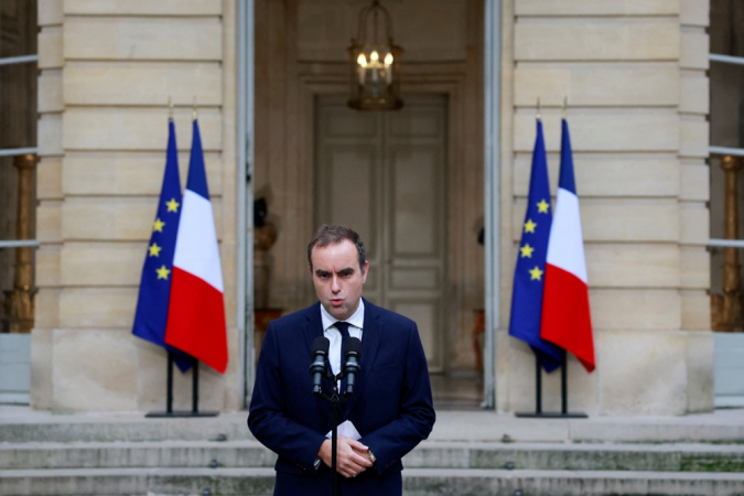 O então primeiro-ministro francês, Sébastien Lecornu, faz declaração no pátio do Hôtel Matignon após uma série de reuniões com líderes de partidos políticos, em Paris