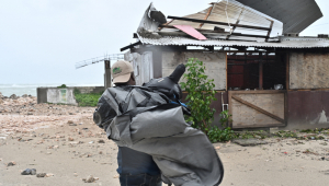 Um homem carregou uma lona para cobrir o tecido de uma casa antes do passo do furacão Melissa é uma lua, na praia pesqueira de Hellshire, em Portmore (Jamaica). O primeiro-ministro da Jamaica, Andrew Holness, garantiu que o governo contou com um plano multifacético para levar ao cabo uma resposta "rápida e eficaz" antes do iminente impacto na noite desta lua do furacão Melissa no país caribenho. EFE/Rudolph Brown
