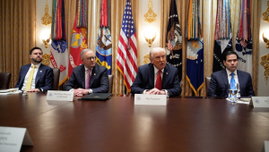 O presidente dos EUA, Donald Trump (2º à dir.), e o primeiro-ministro da Austrália, Anthony Albanese (2º à esq.), ao lado do vice-presidente americano JD Vance (à esq.) e do secretário de Estado Marco Rubio (à dir.) durante reunião na Sala do Gabinete da Casa Branca