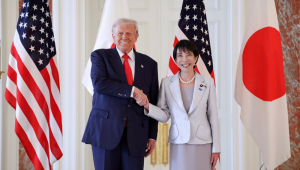 O presidente dos EUA, Donald Trump (E), aperta a mão da primeira-ministra japonesa, Sanae Takaichi, em sua chegada à Casa de Hóspedes do Palácio de Akasaka para a cúpula Japão-EUA em Tóquio, Japão, em 28 de outubro de 2025. Trump está em uma visita de três dias ao Japão, de 27 a 29 de outubro, para reafirmar a aliança Japão-EUA e avançar nas negociações econômicas. (Japão, Tóquio) EFE/EPA/JAPAN POOL / JIJI PRESS EDITORIAL PARA USO EXCLUSIVO/JAPAN OUT