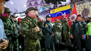 O ministro Diosdado Cabello (à esq.) durante atividade com militares em Caracas