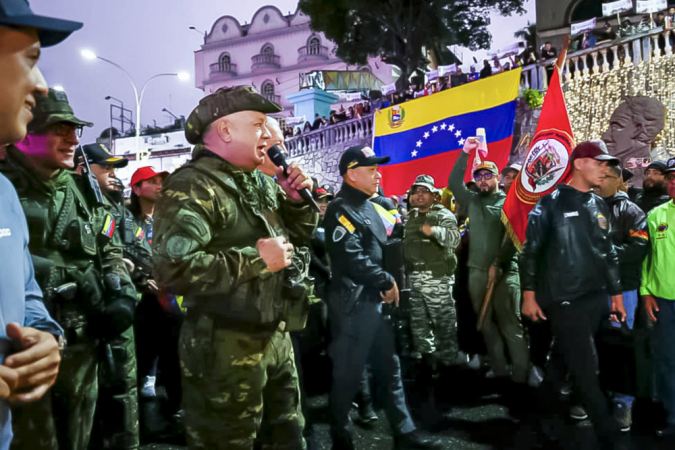 O ministro Diosdado Cabello (à esq.) durante atividade com militares em Caracas