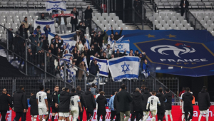 A seleção de Israel saúda seus torcedores ao fim da partida contra a França
