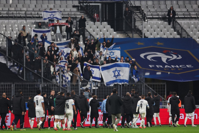 A seleção de Israel saúda seus torcedores ao fim da partida contra a França