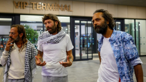 Steeve Lemerier (E), Romain Mouron (C) e Immanuel de Souza (D), da Suíça, três dos ativistas que estavam a bordo de barcos da flotilha Global Sumud, falam após chegar a Istambul