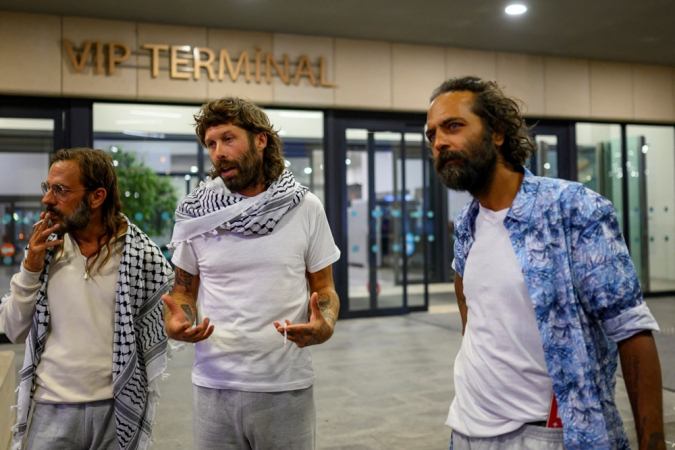 Steeve Lemerier (E), Romain Mouron (C) e Immanuel de Souza (D), da Suíça, três dos ativistas que estavam a bordo de barcos da flotilha Global Sumud, falam após chegar a Istambul