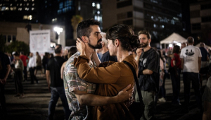 Um casal se abraça na Praça dos Reféns, em Tel Aviv, em 9 de outubro de 2025, durante um encontro após o anúncio do novo acordo de cessar-fogo em Gaza