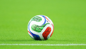 Trionda, bola oficial da partida, antes do amistoso internacional entre Argentina e Venezuela, no Hard Rock Stadium, em Miami Gardens, na Flórida