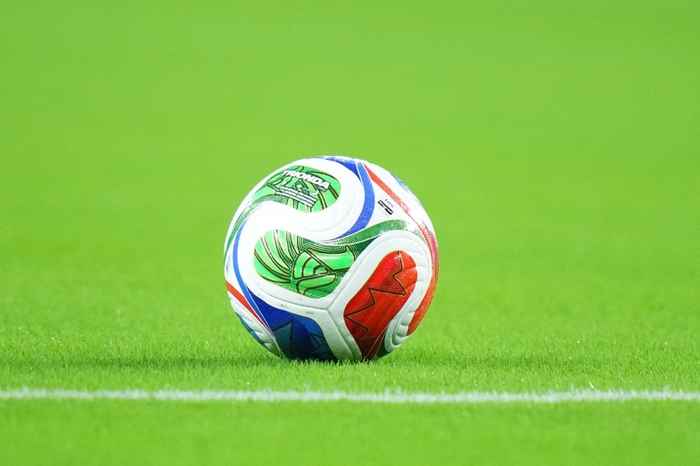 Bolas das Copas são espalhadas pela Paulista por empresa de material esportivo