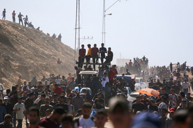 Palestinos seguem pela estrada Al-Rashid em direção à Cidade de Gaza, partindo de Nuseirat