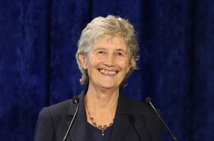 Presidenta eleita Catherine Connolly discursa após ser declarada vencedora da eleição presidencial