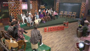 Peões posicionados para a formação da Roça em "A Fazenda 17"