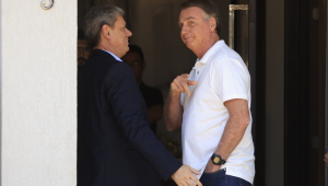 O governador de São Paulo, Tarcísio de Freitas (Republicanos) (E), visita nesta segunda-feira, 29, o ex-presidente Jair Bolsonaro (PL), que está em prisão domiciliar em Brasília.