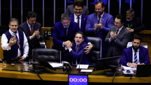 O relator do projeto de lei que amplia a isenção do imposto de renda para rendimentos mensais de até R$ 5 mil, deputado Arthur Lira (PP-AL), cumprimenta o presidente da Câmara dos Deputados