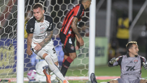 Charles comemora após marcar o gol da vitória do Corinthians sobre o Vitória no Salvador